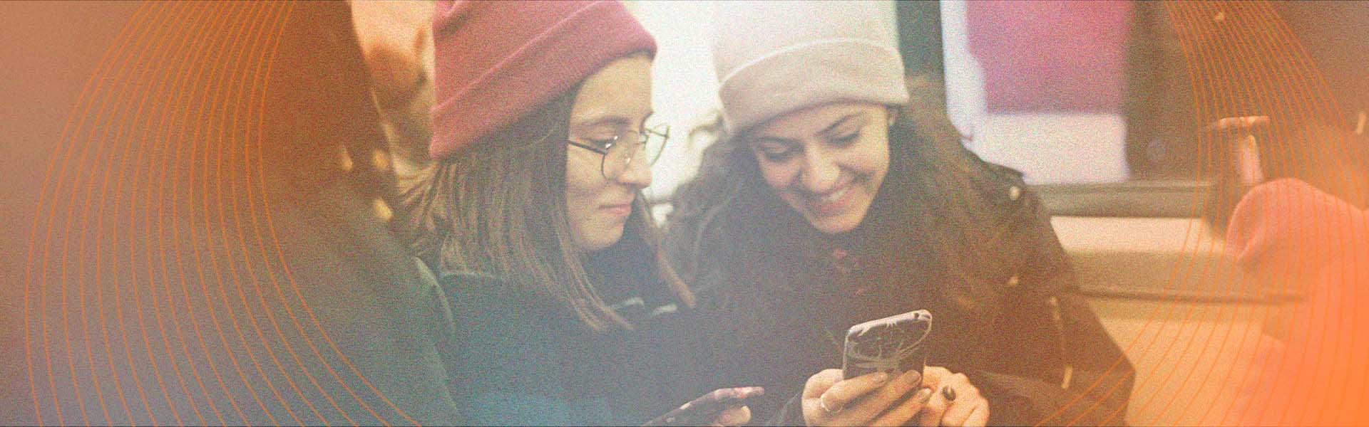 Duas mulheres olhando para o celular